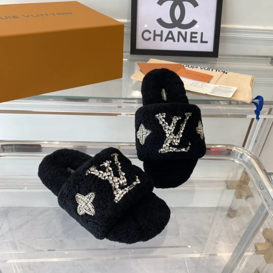 👟👟Ex-factory price 440👟👟 LV's new furry slippers, top version, made of fur and lambswool, hand-stitched with pure crystals, fashionable, low-key luxury, a must-have item for fairies, original molded non-slip rubber outsole Size: 35-40